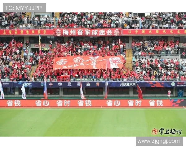 足球明星亲临现场与球迷互动热情高涨引发观众席欢呼声不断